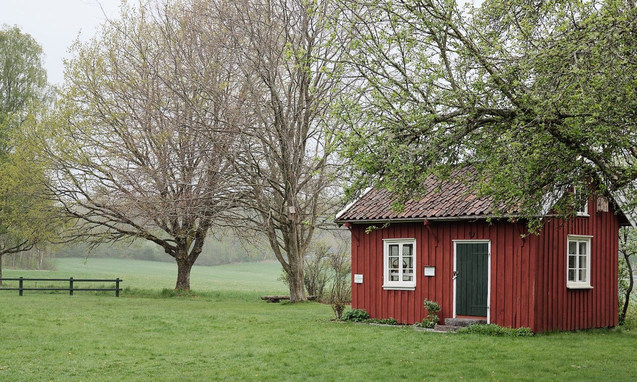 Miljöbild, röd stuga
