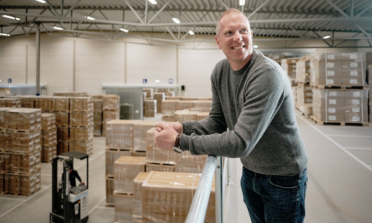 En man i en lagerlokal