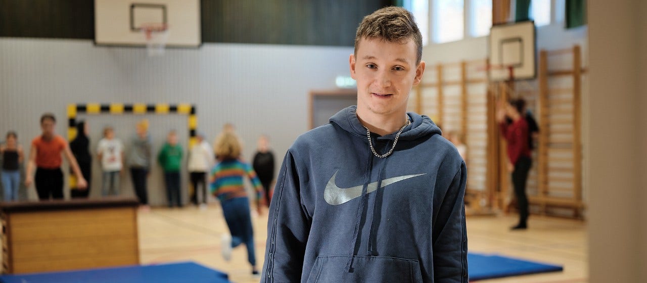 Ung man i gympasal