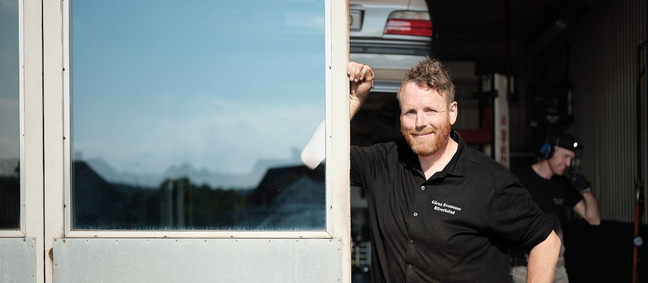 En man som lutar sig mot en glasdörr