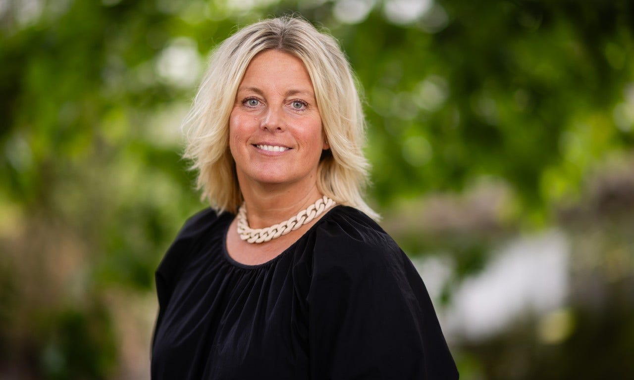 Glas kvinna med ljust hår