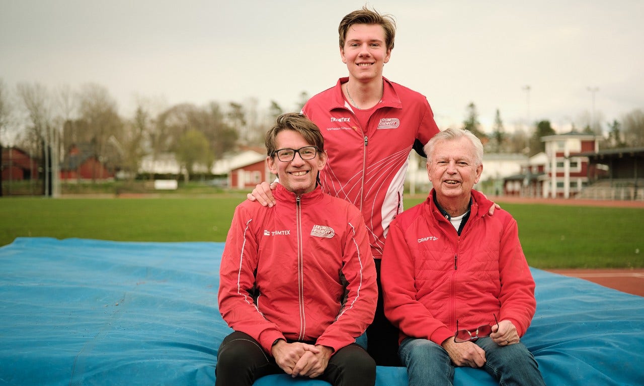 Tre män som ler mot kameran