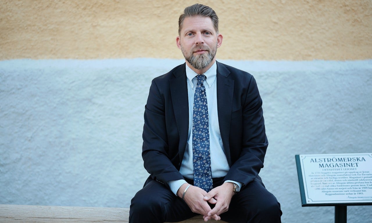 En man som tittar rakt in i kameran