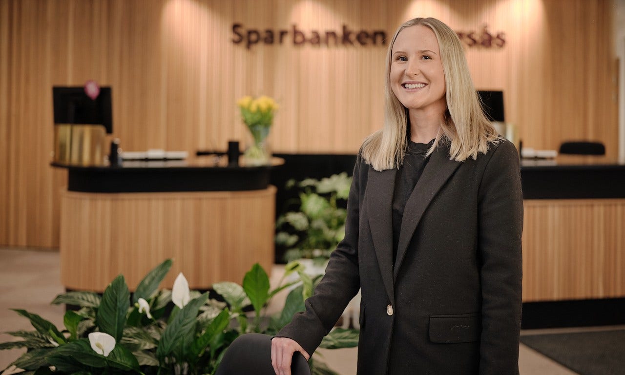 En leende kvinna på sin arbetsplats
