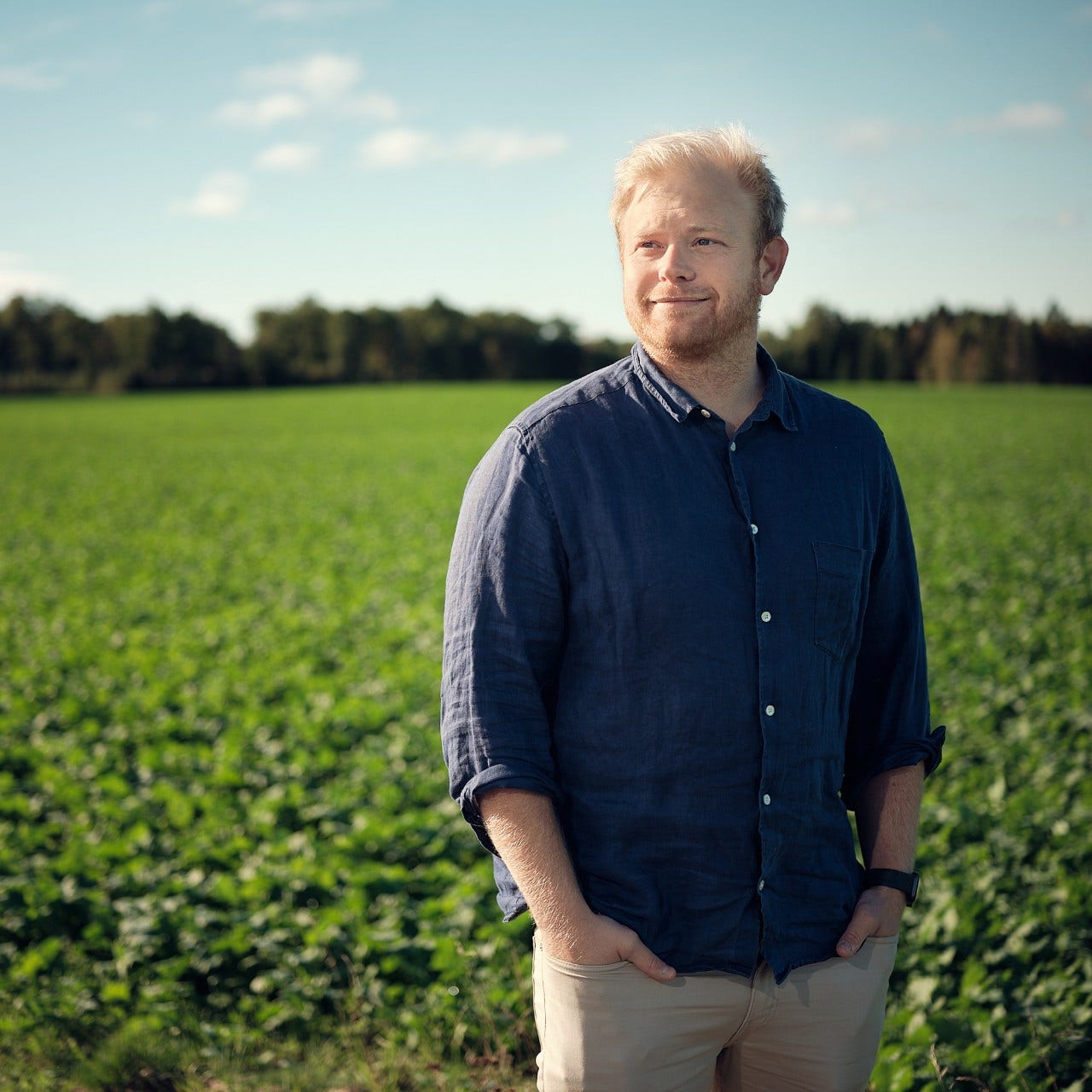 Man som står på ett grönt fält