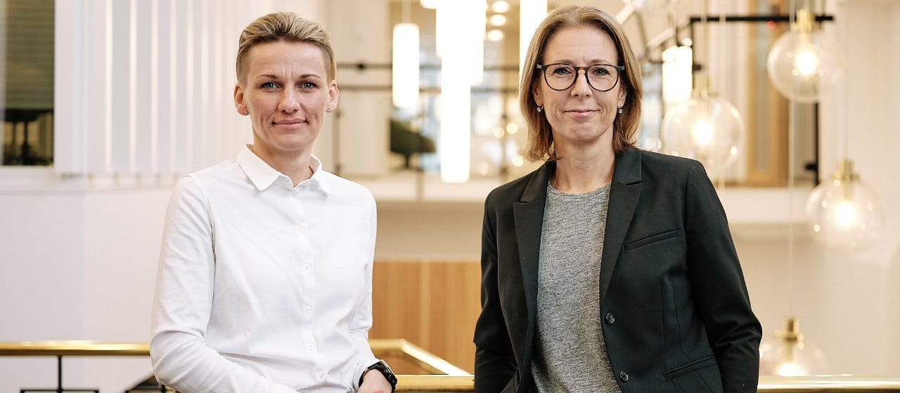 Åsa och Johanna på kontoret