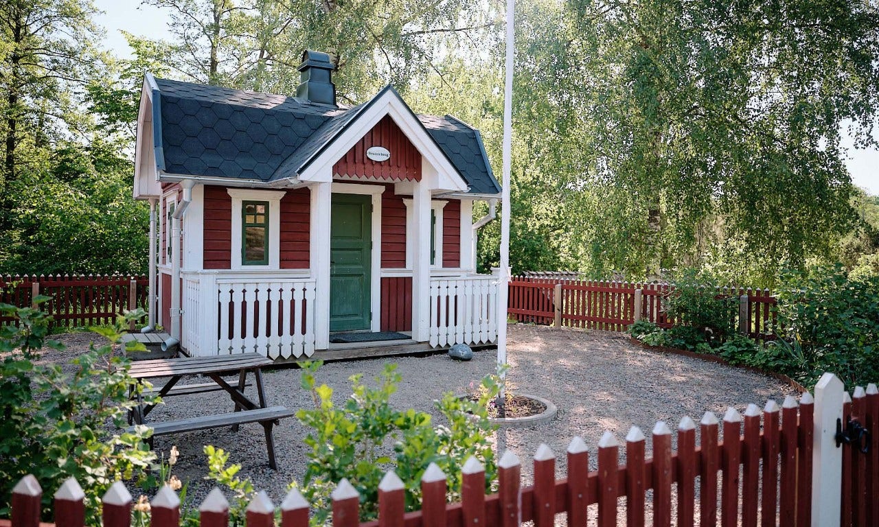 Miljöbild med liten röd stuga