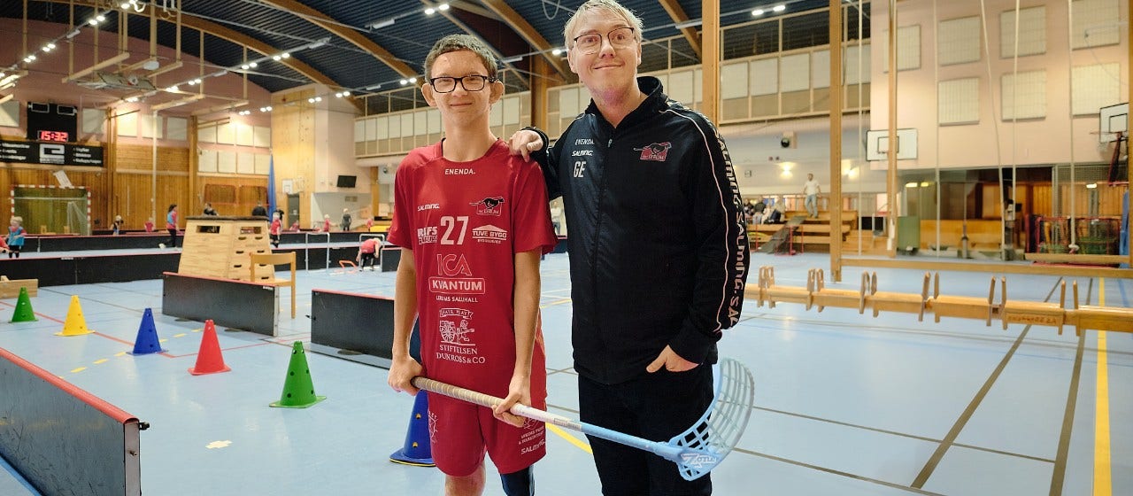 två killar på en innebandyplan