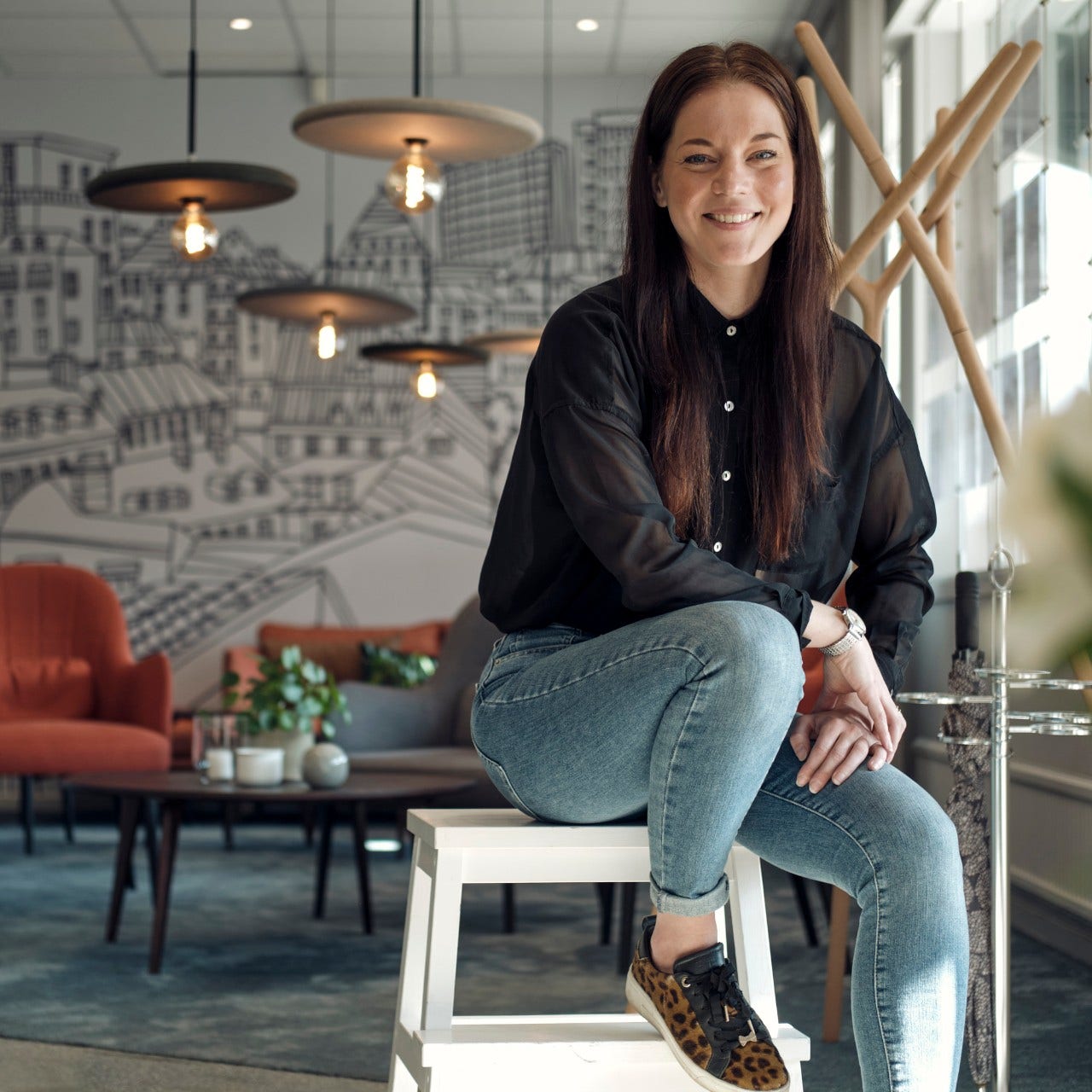 Mäklare Hanna på sitt kontor