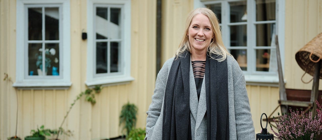 Kvinna som står vid en gata