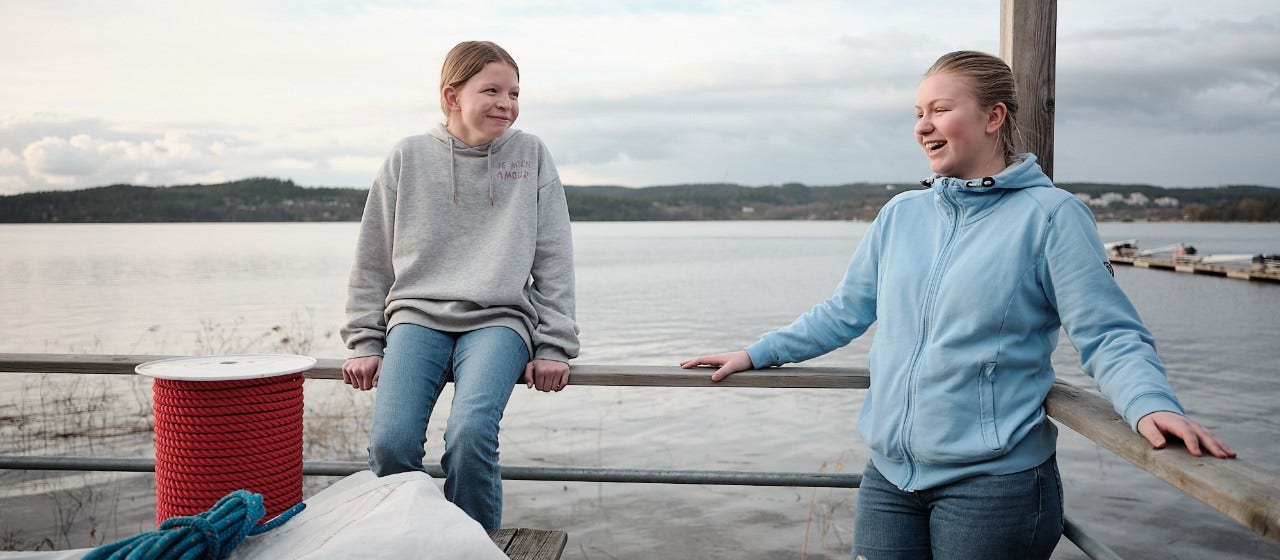 Två kvinnor vid en sjö