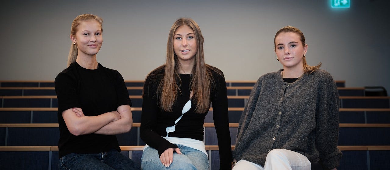 tre tjejer i skolan