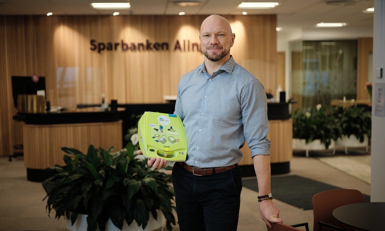 En man som håller en hjärtstartare