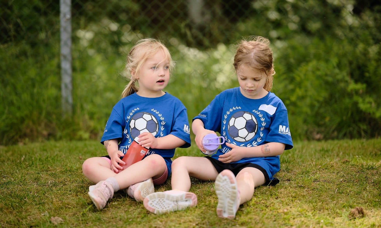 Tjejer på fotbollsträning