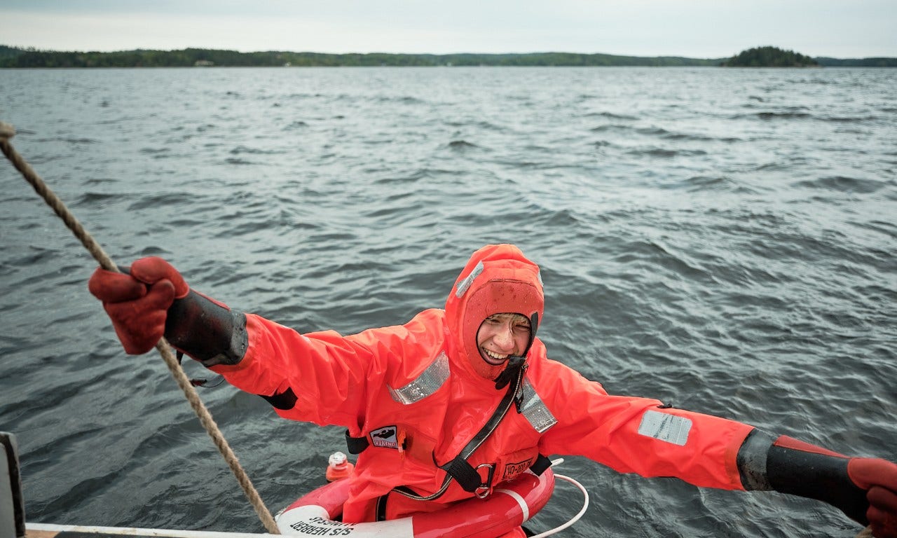 Ung man på en båt