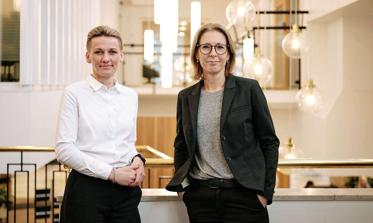 Åsa och Johanna på kontoret 