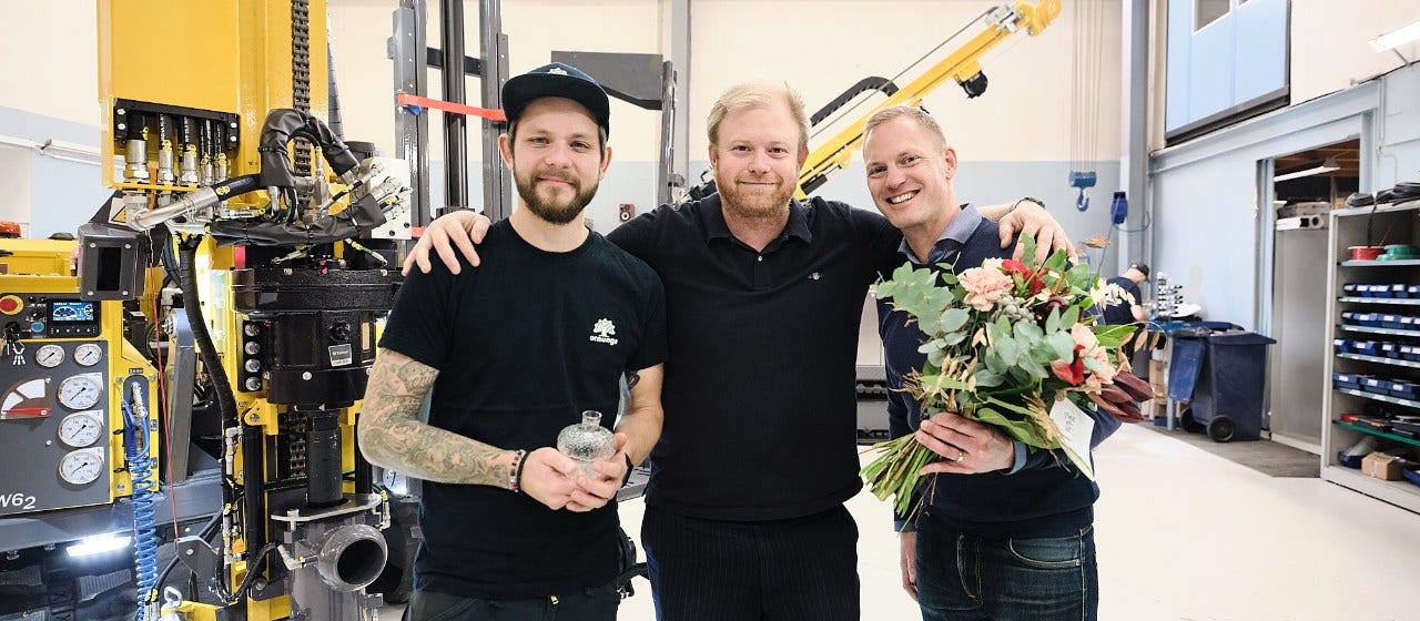 Två killar i en maskinhall