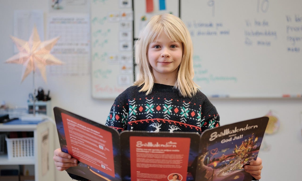 En flicka som håller i en adventskalender