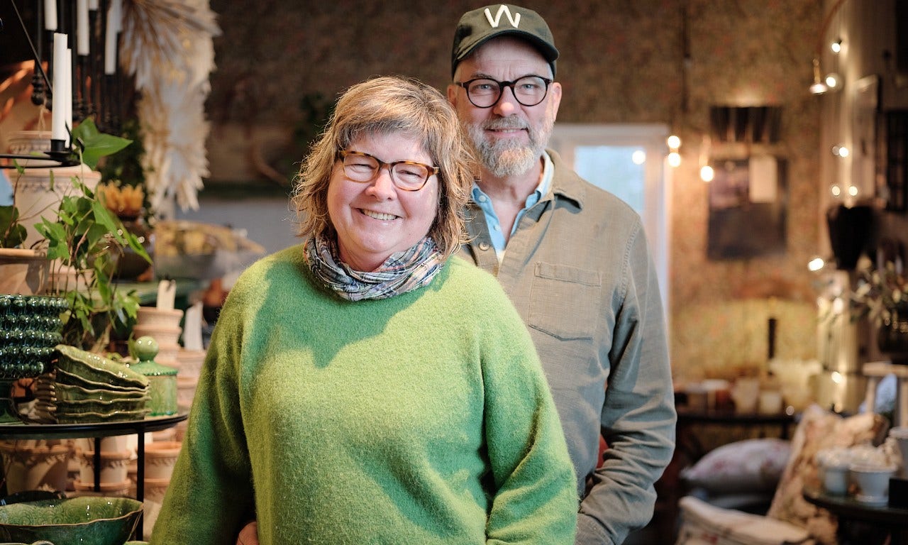 En man och en kvinna i en butik