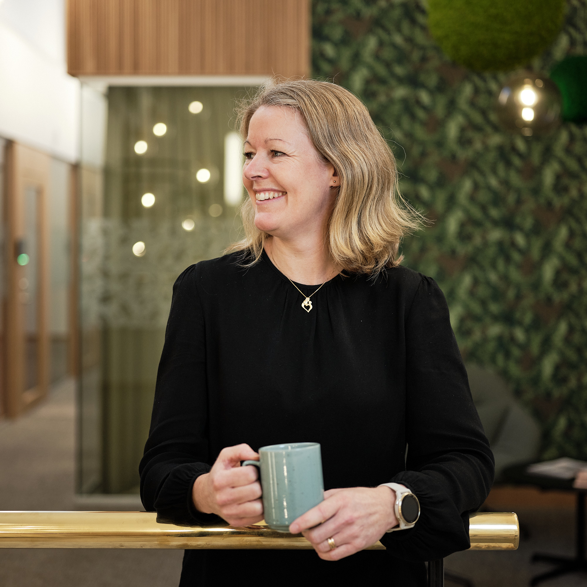 Kvinna som håller i en kopp kaffe