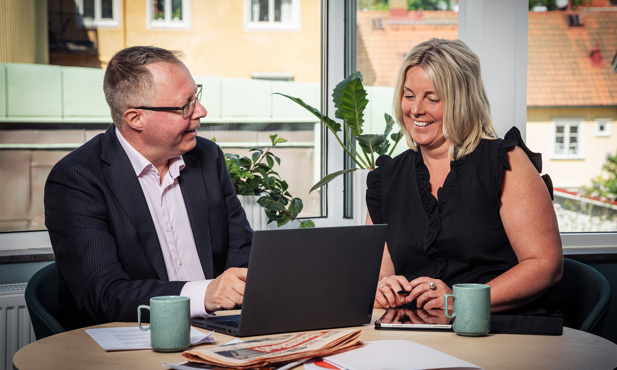 Män och kvinnor på sin arbetsplats 