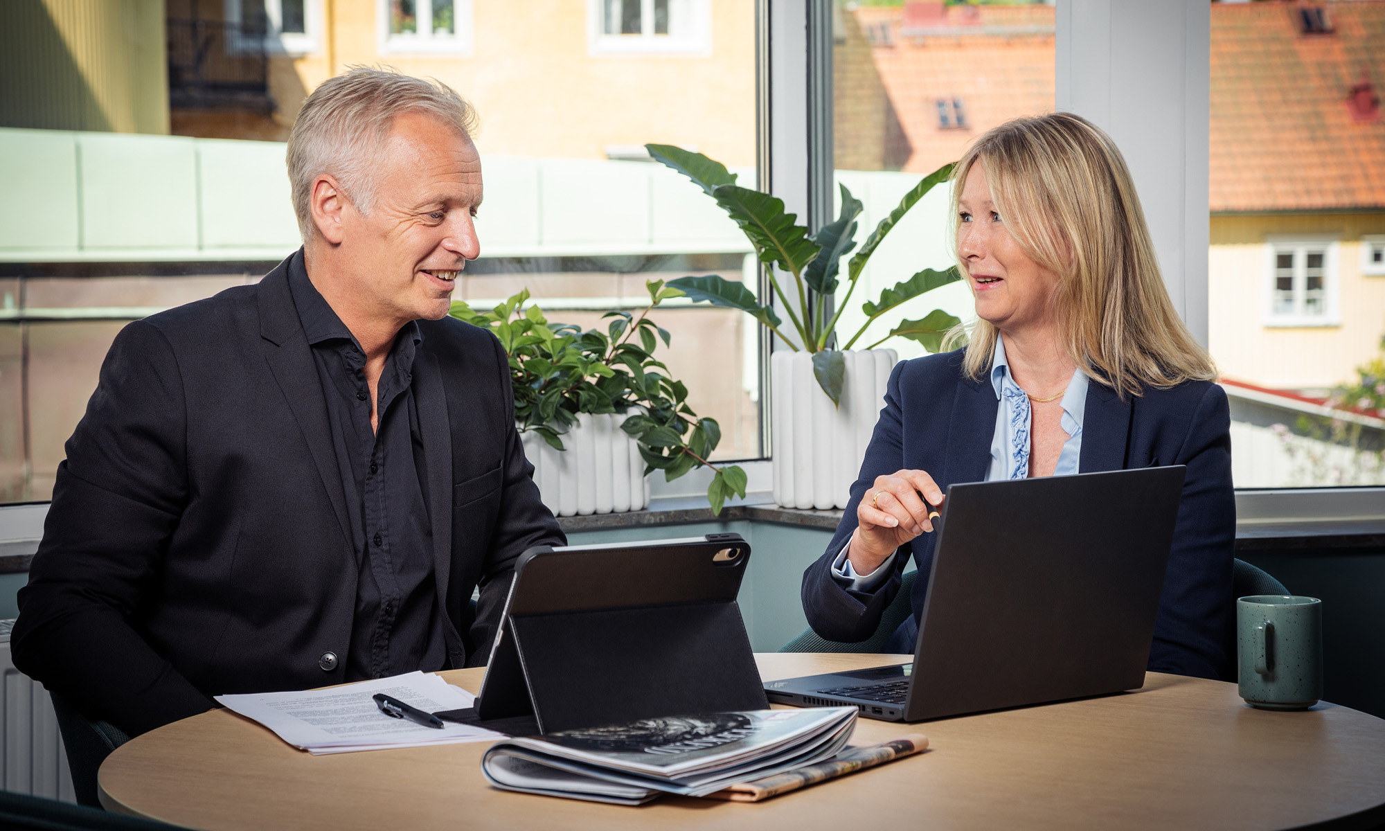 Män och kvinnor på sin arbetsplats 