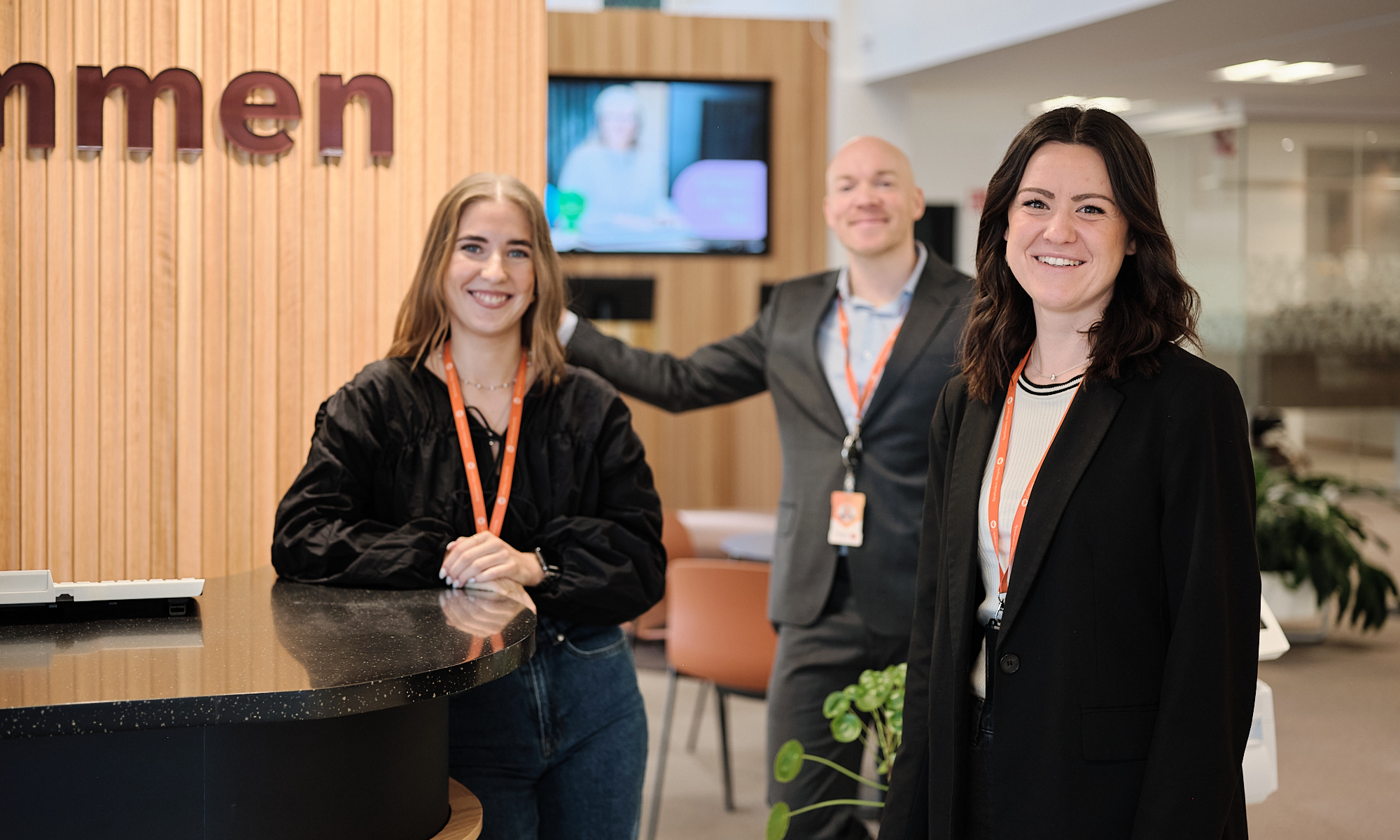 Leende människor på deras kontor