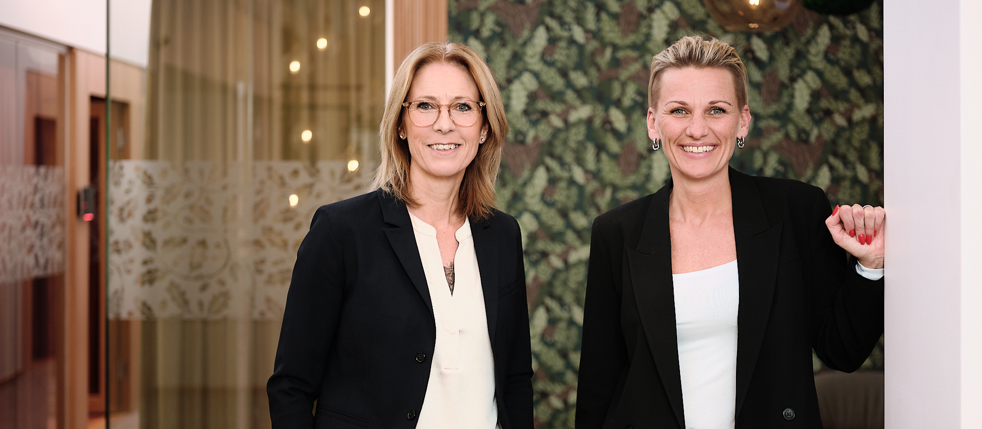 Två kvinnor på ett kontor