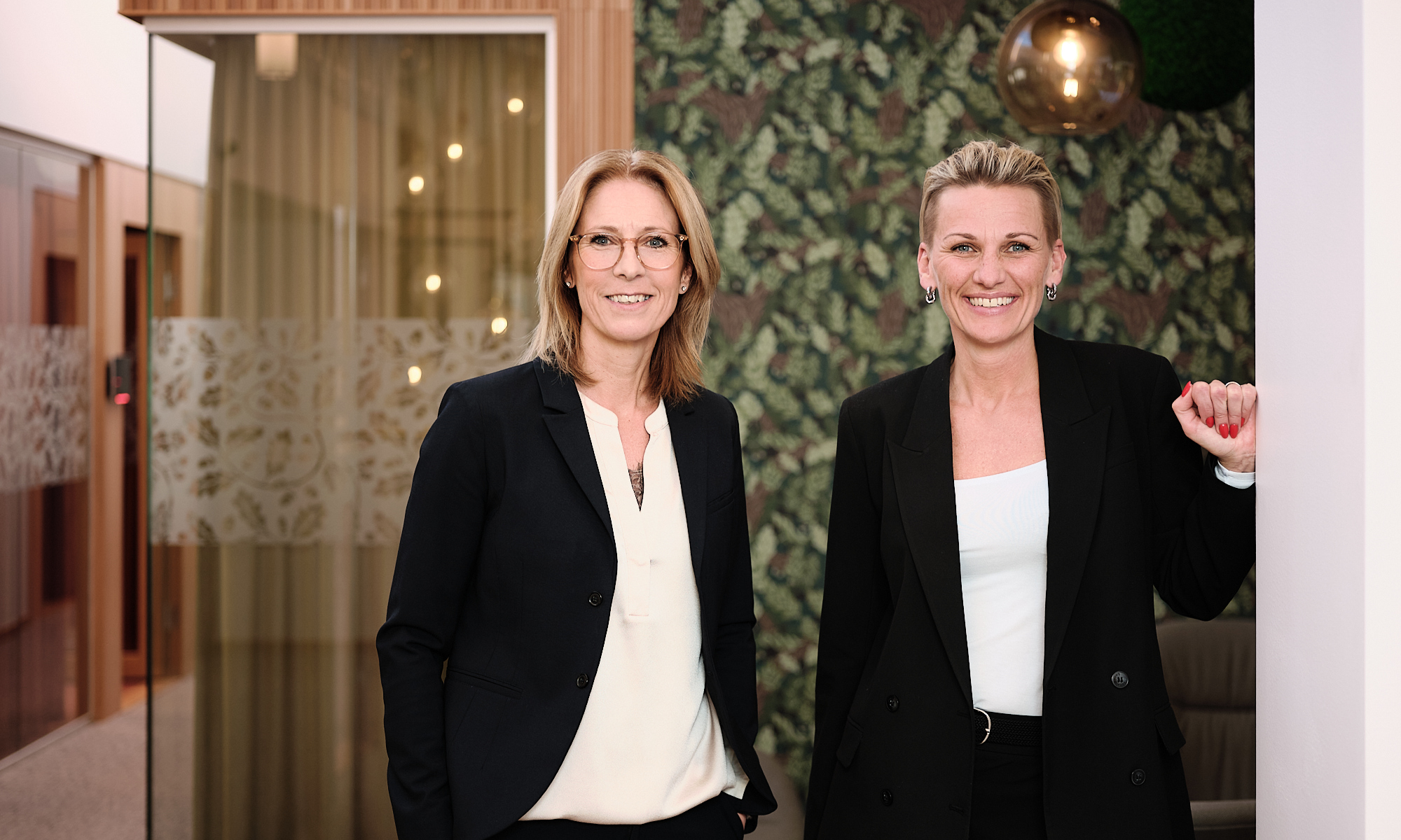 Två kvinnor på ett kontor