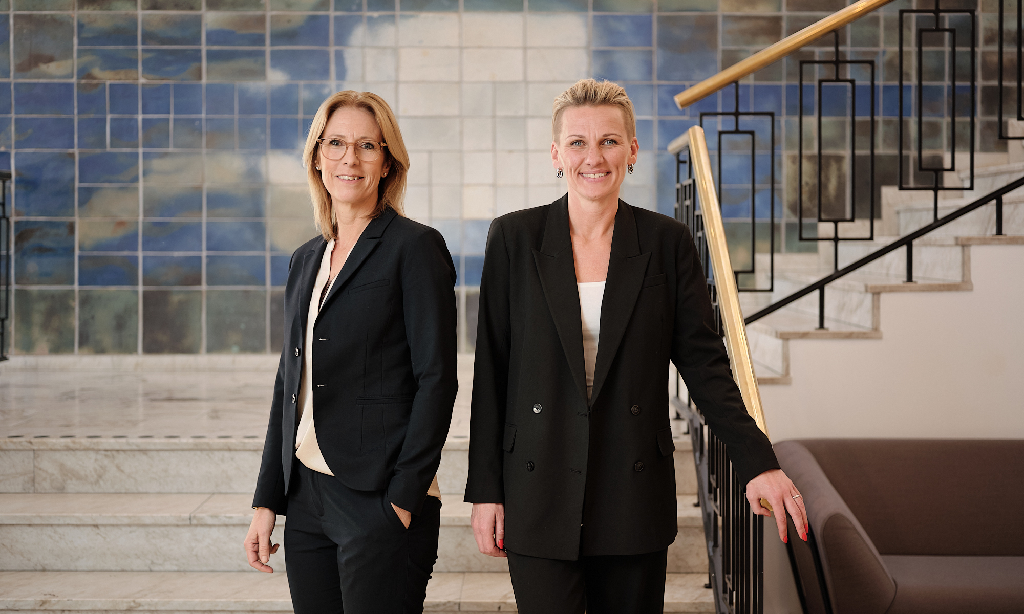 Två kvinnor på ett kontor