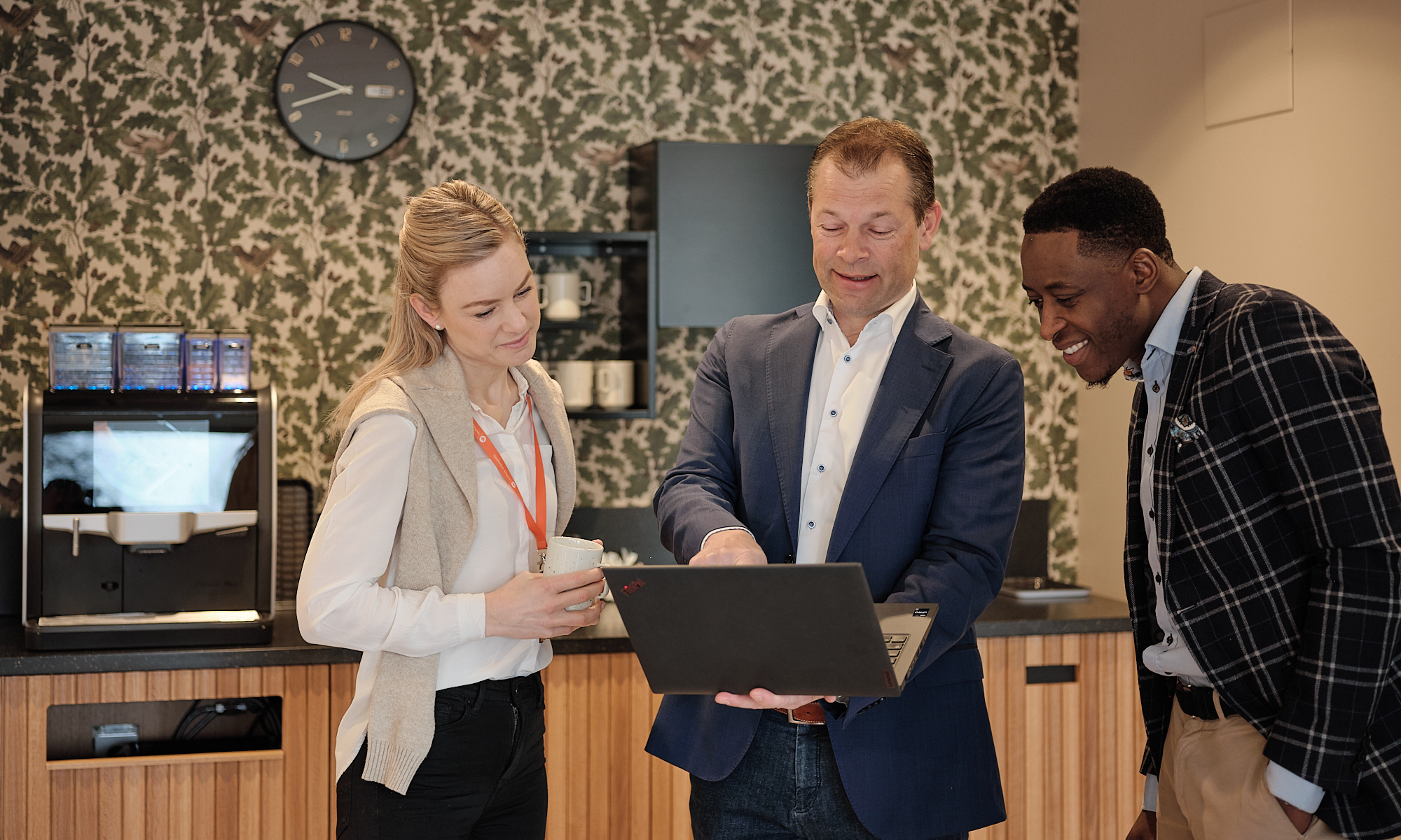 Leende människor på deras kontor