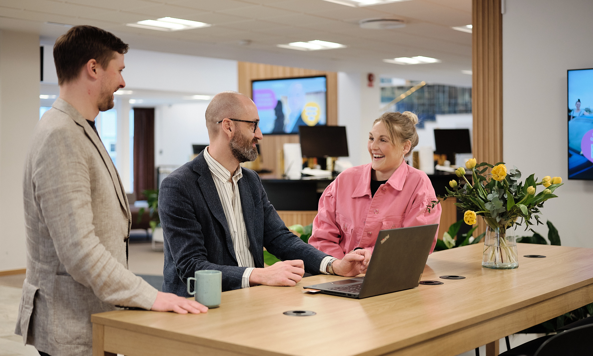 Männsikor på ett kontor