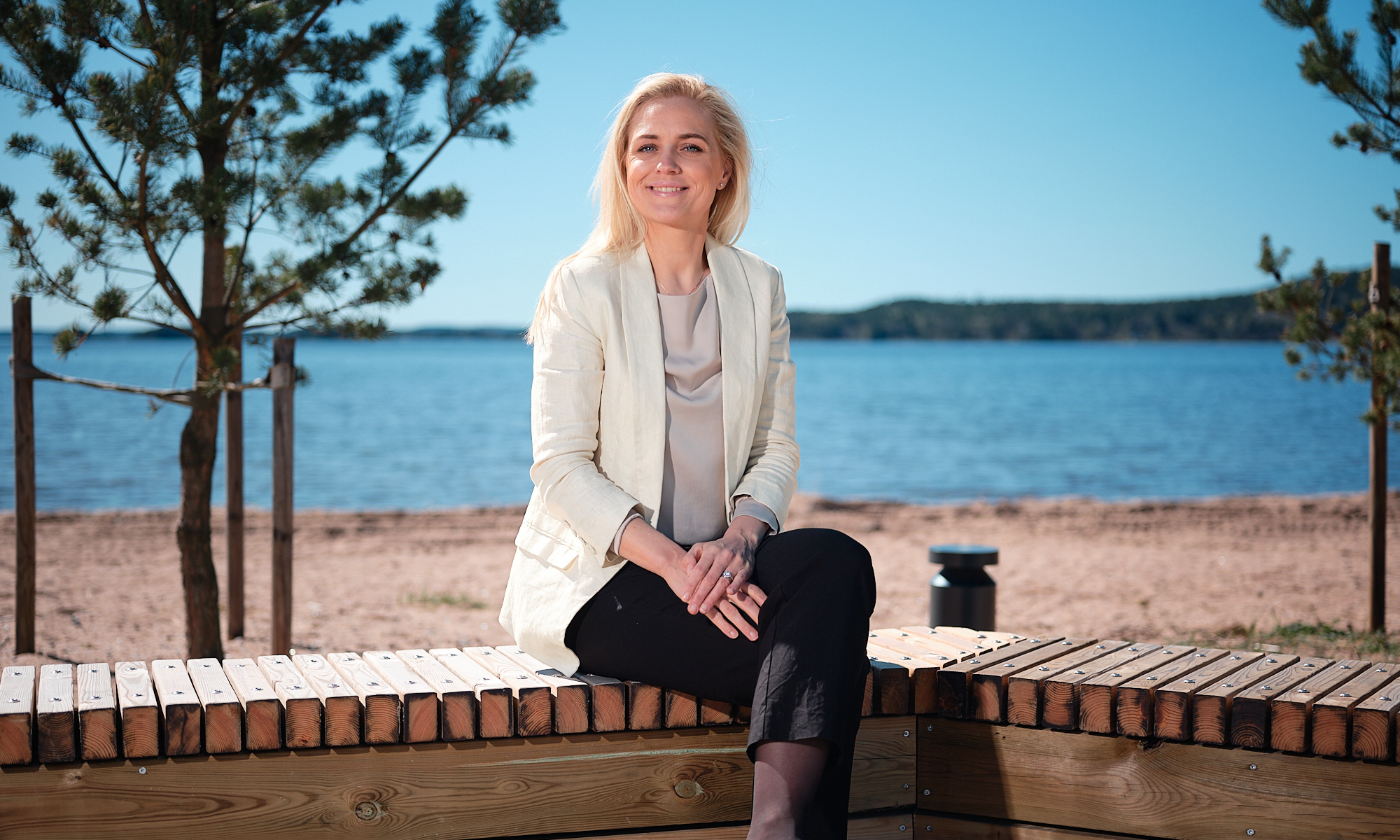 Kvinna vid en sjö