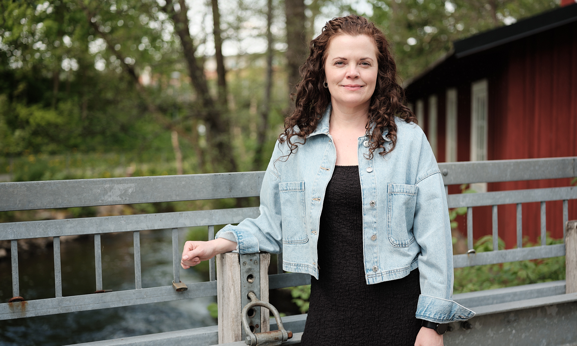 Kvinna som står på en bro