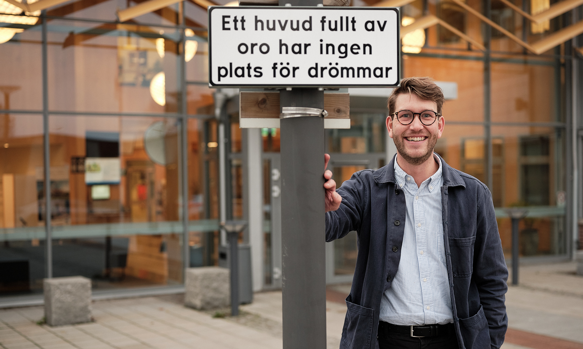 Stor familj äter middag ute på terrassen en sommarkväll