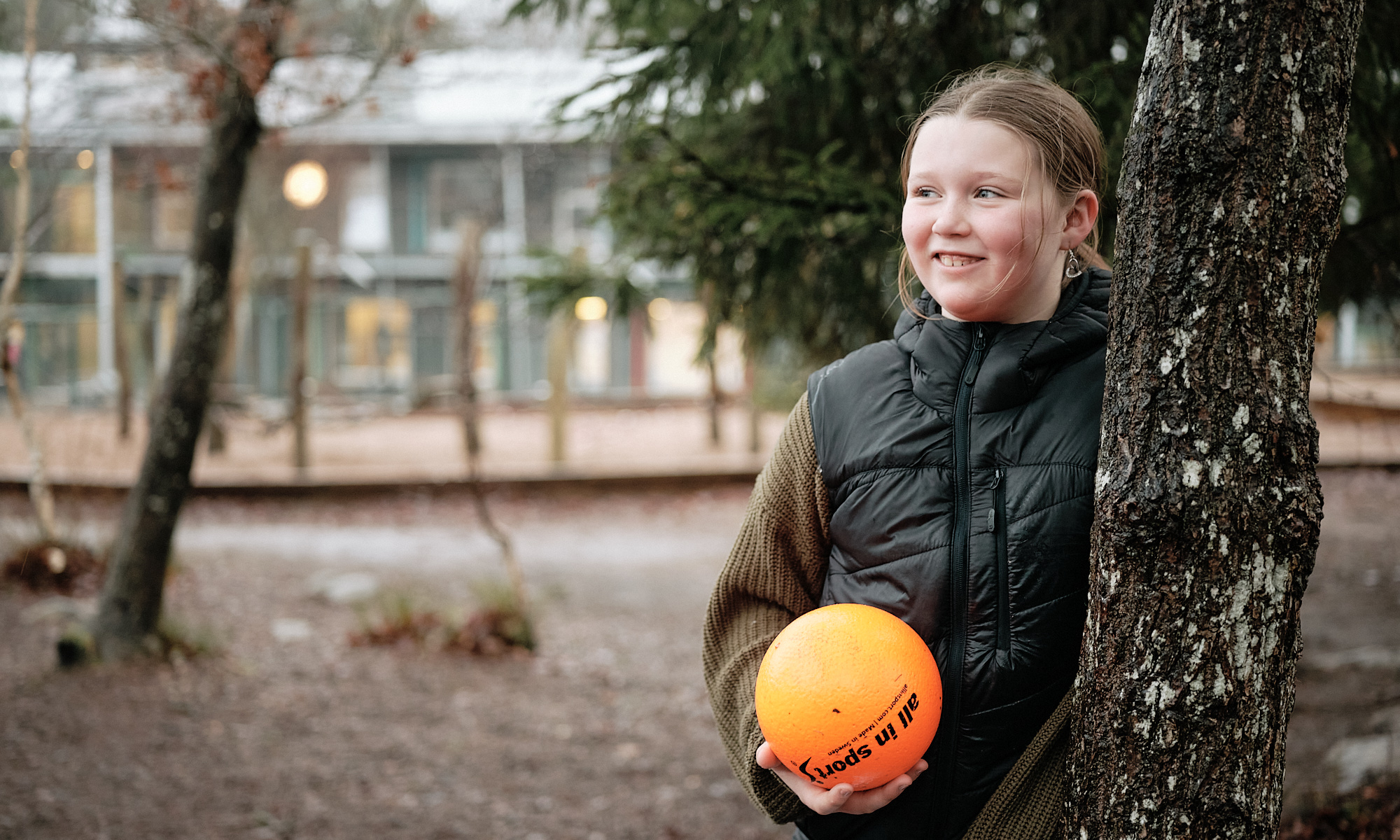 En tjej som håller i en boll
