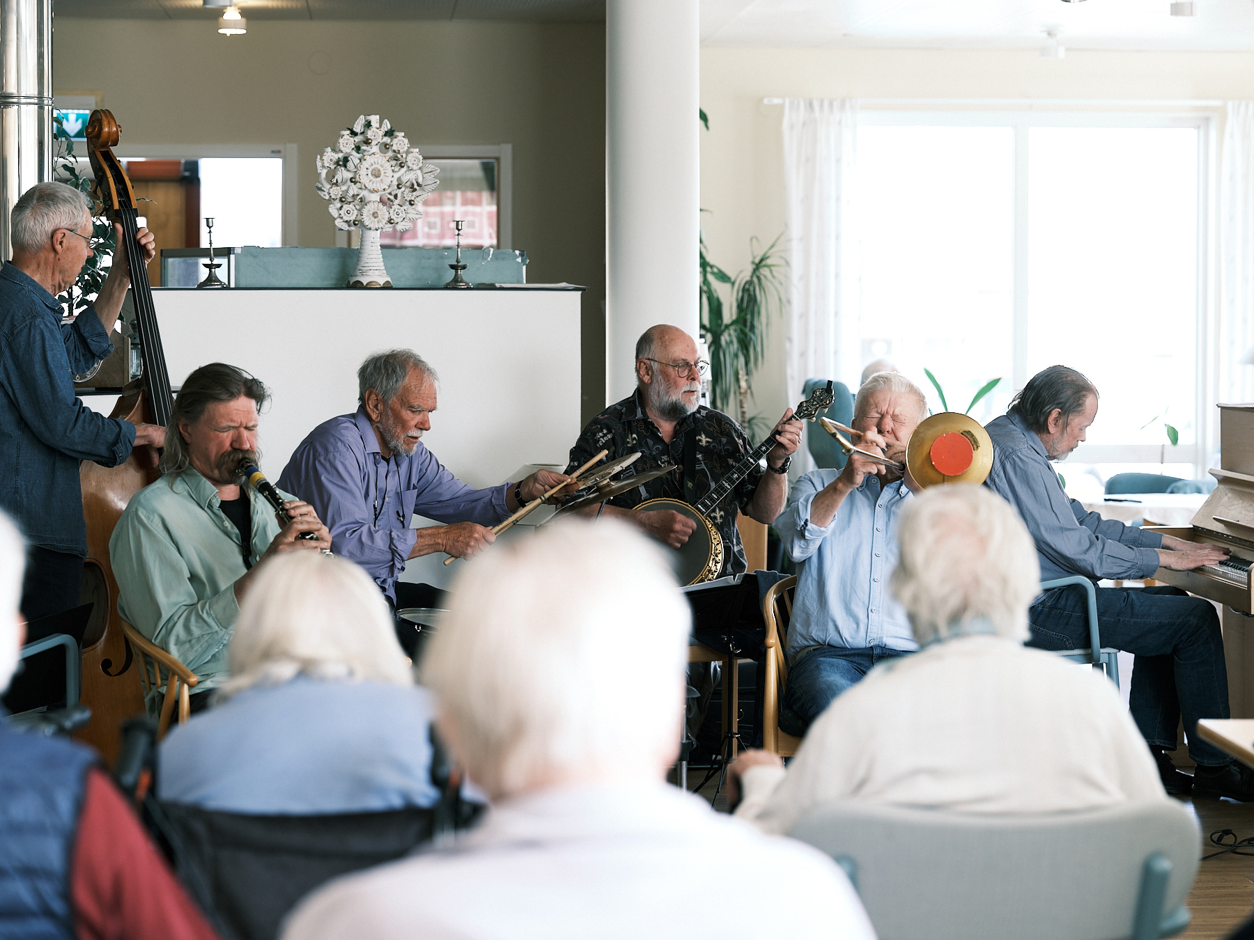 Sex män som spelar jazzmusik