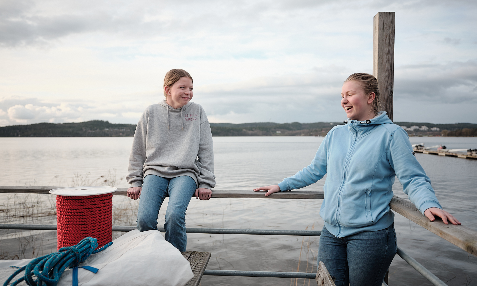 Två kvinnor vid en sjö