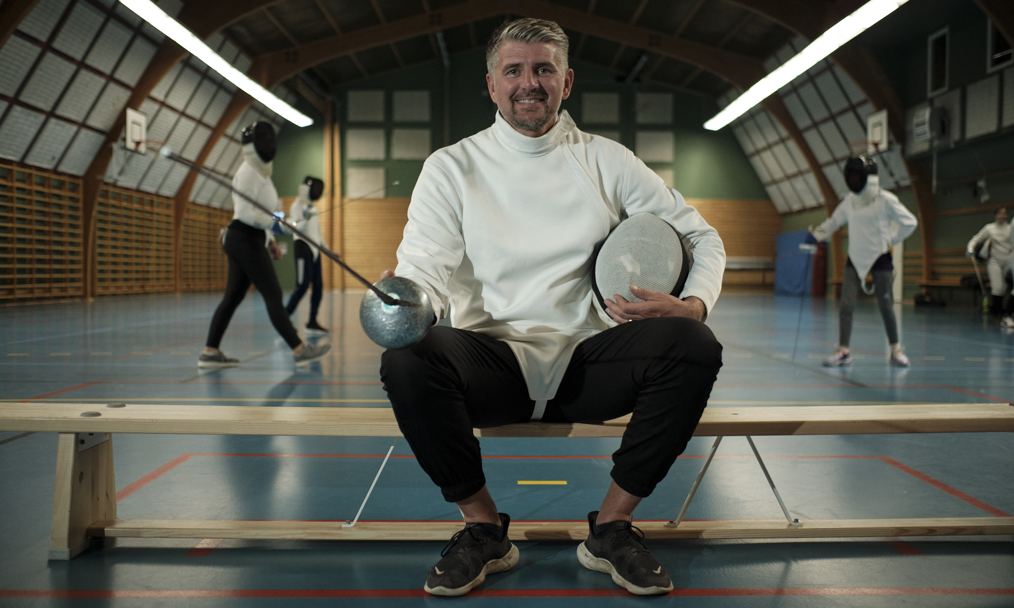 Man med svärd och fäktningsutrustning
