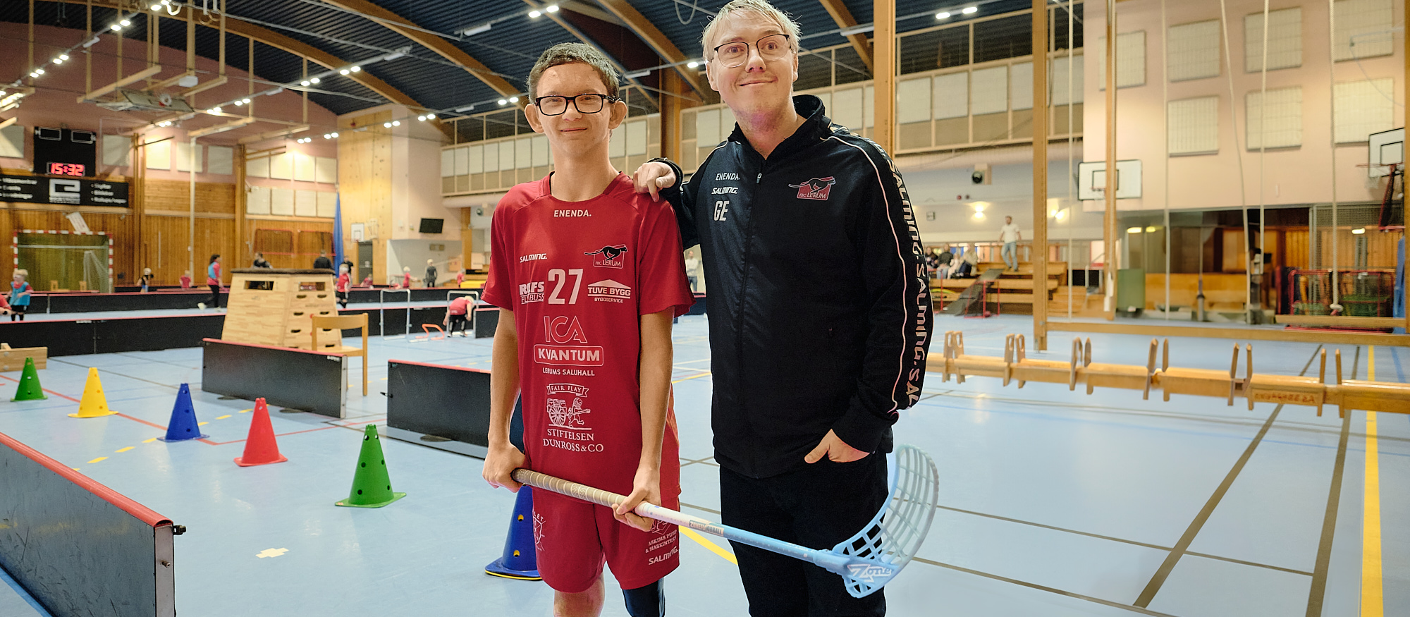två killar på en innebandyplan
