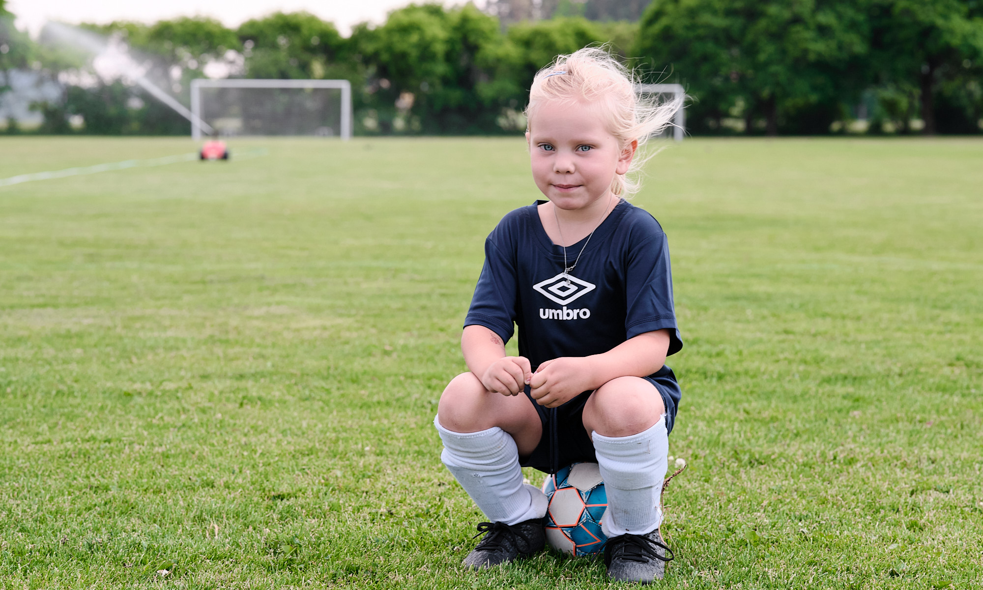 Barn som spelar fotboll