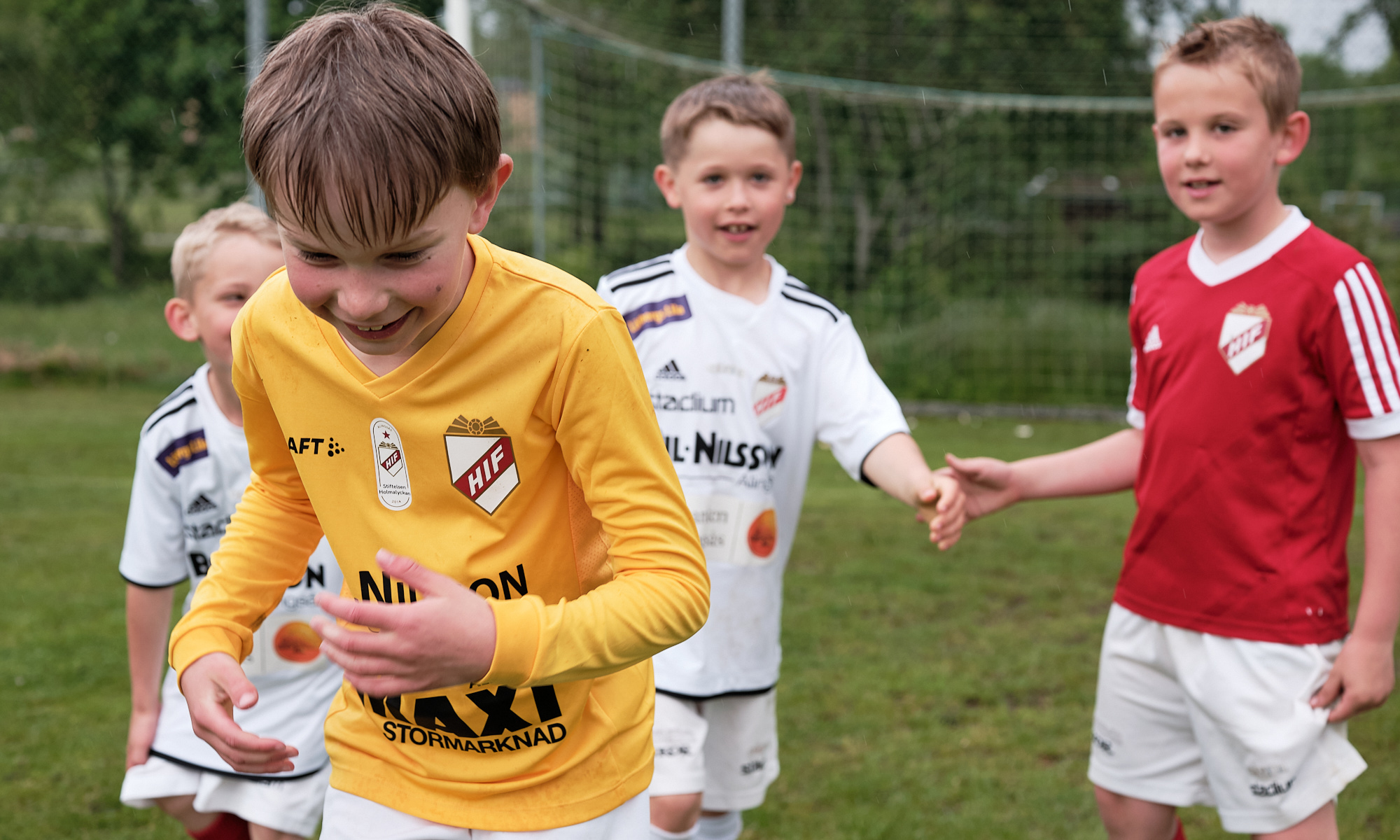 Fyra unga fotbollsspelare 