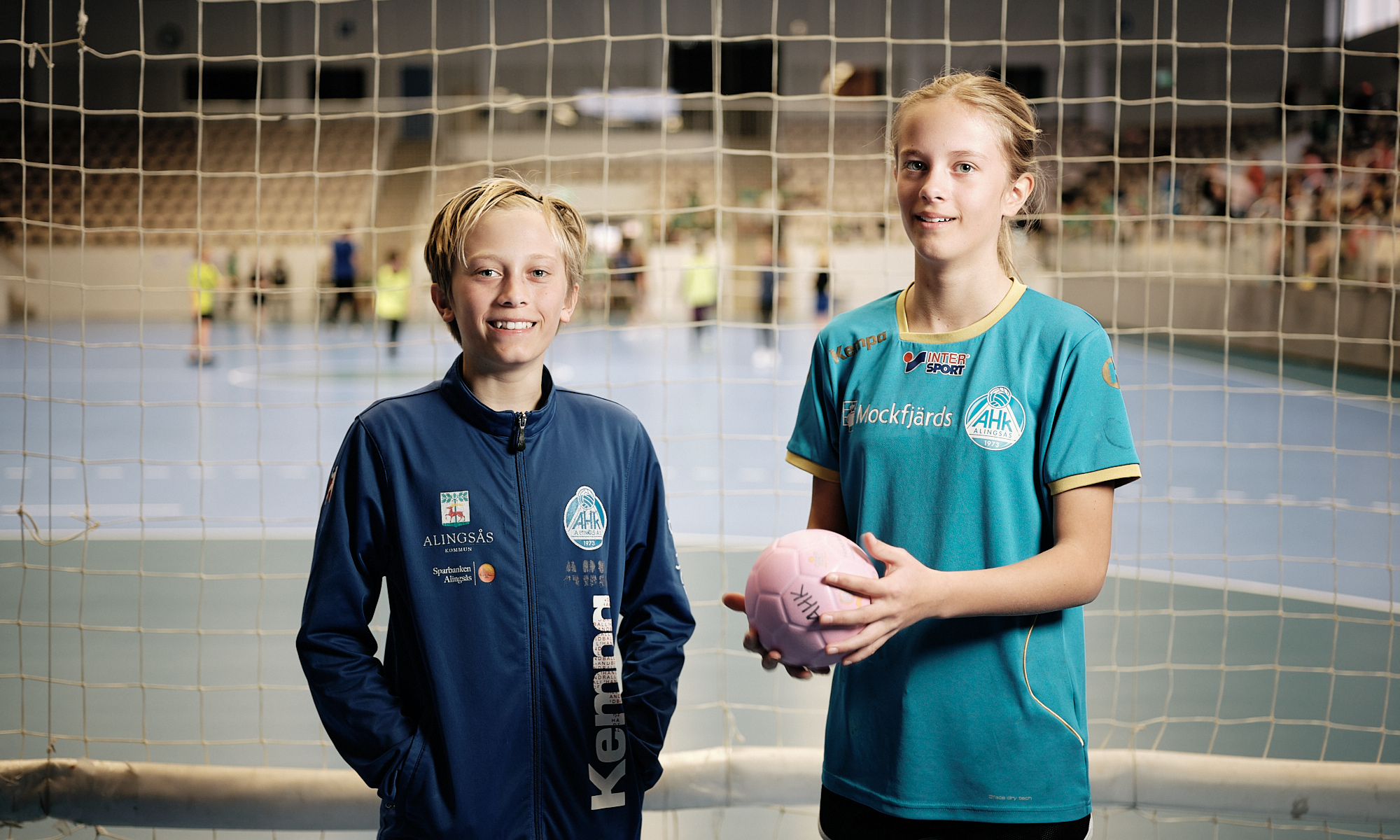 Tjej och kille framför ett nät