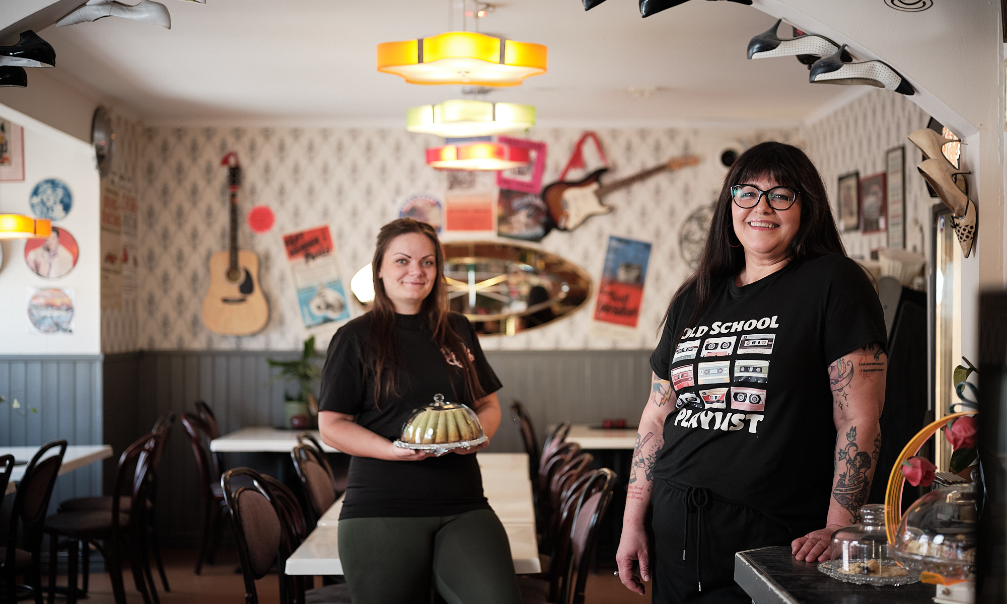 Två tjejer på ett cafe