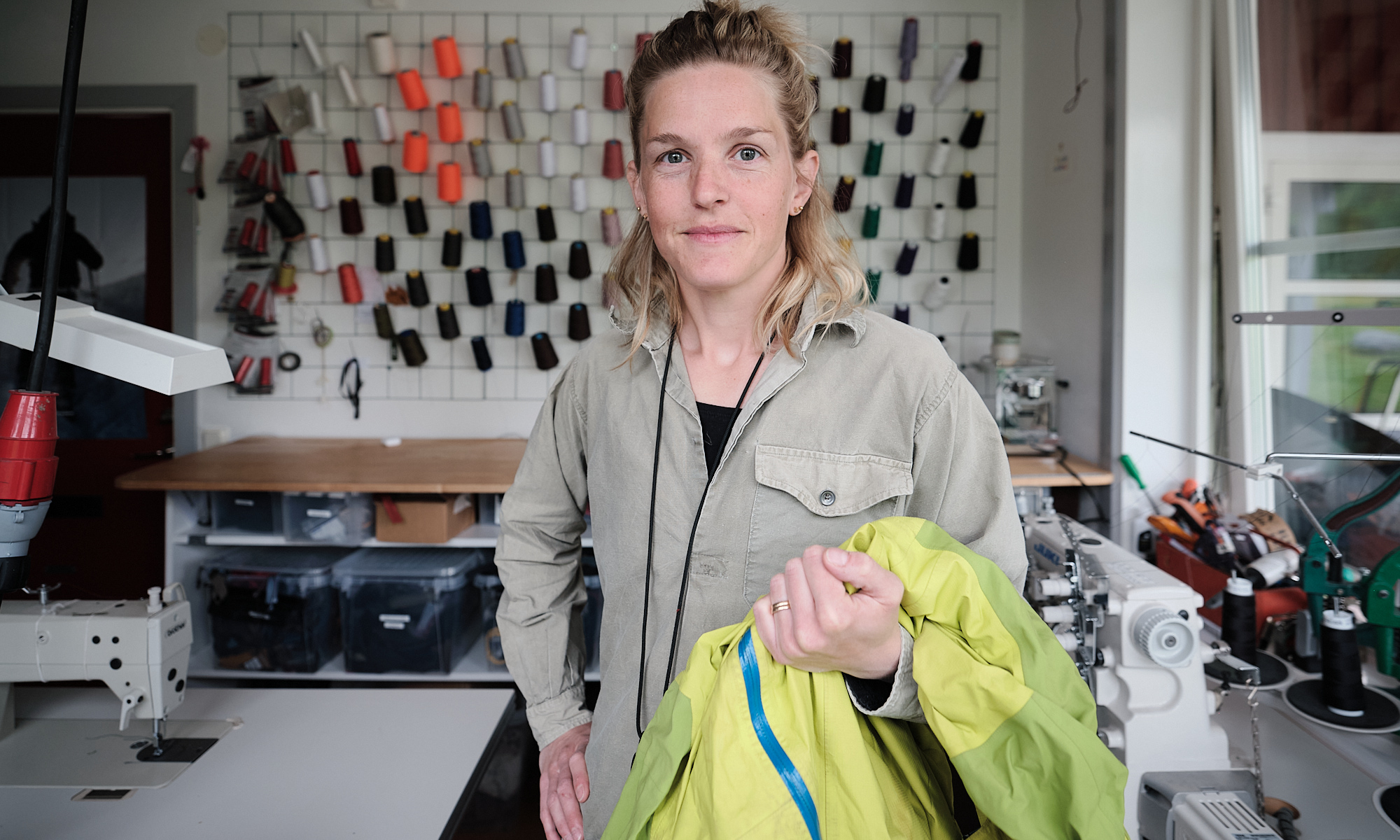Kvinna framför en symaskin 
