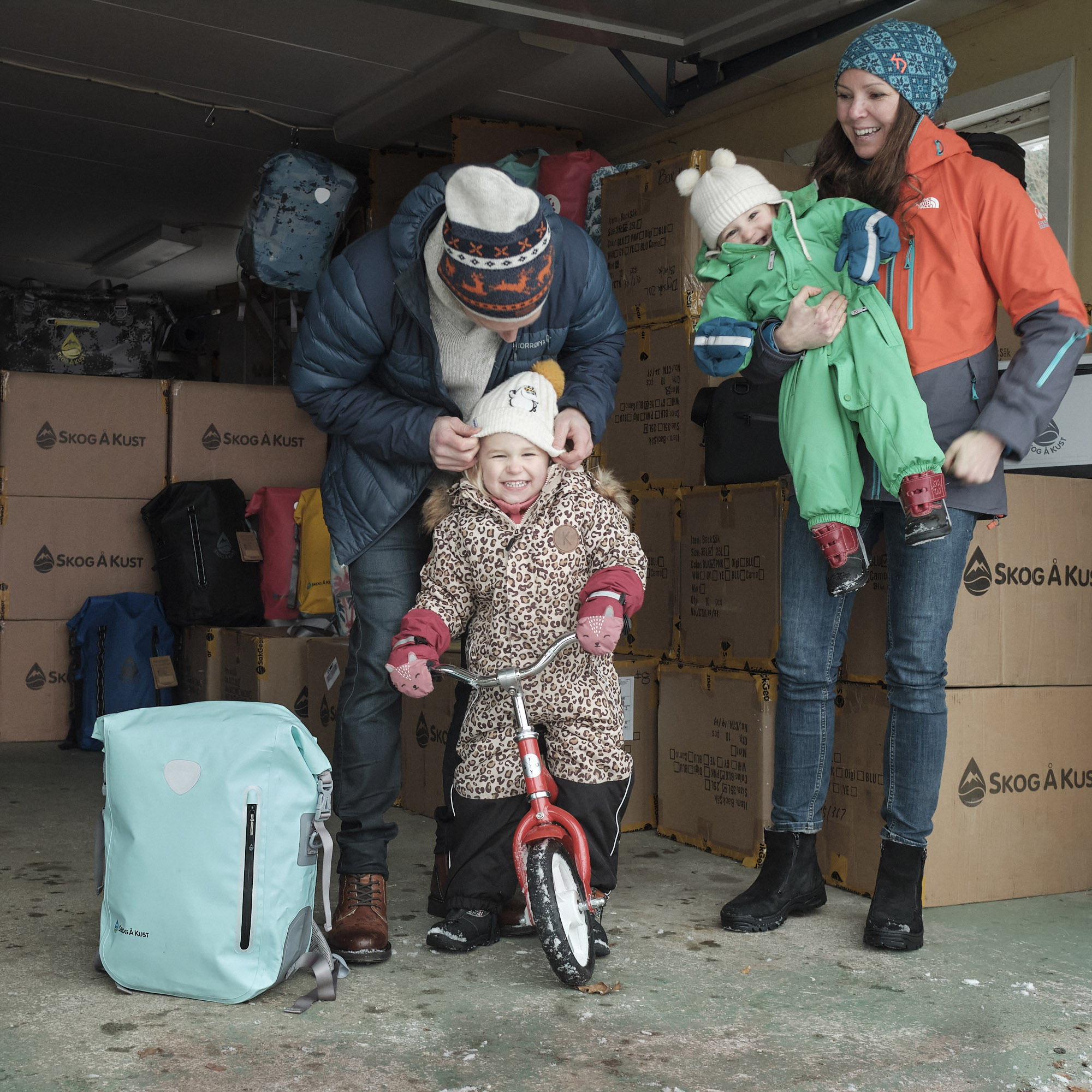 Ägarna av företaget Skog Å Kust tillsammans med sina två barn