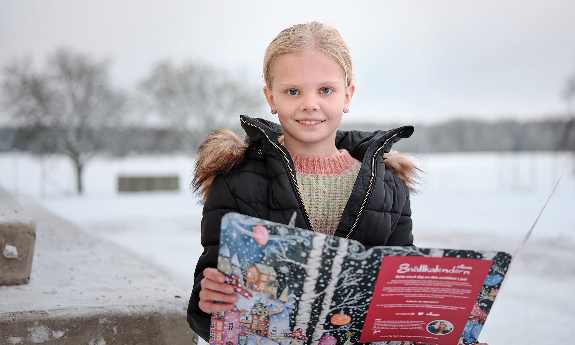 Child at school opening a Snällkalender