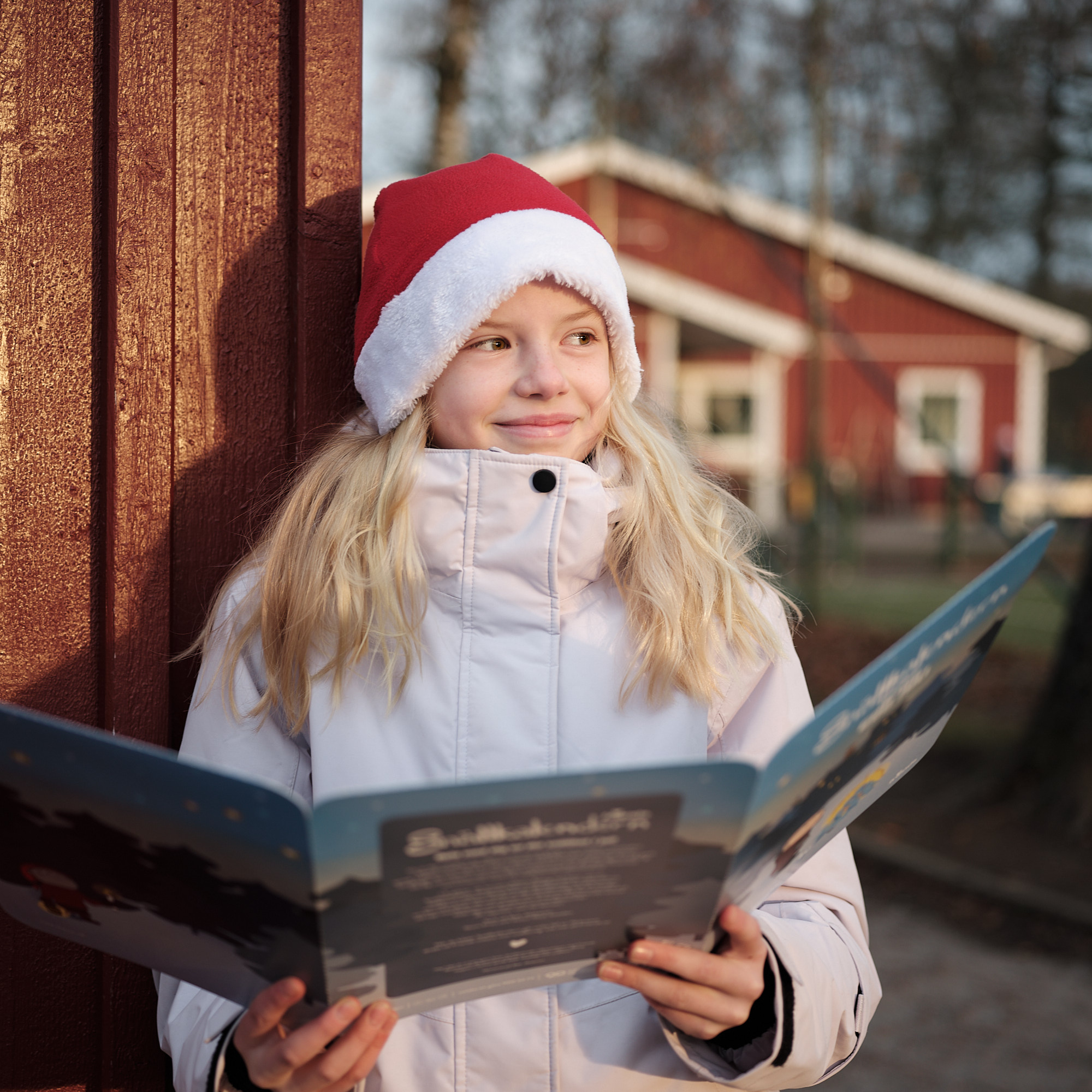 Children från Hols School opens the Snallkalender and reflect on good deeds.