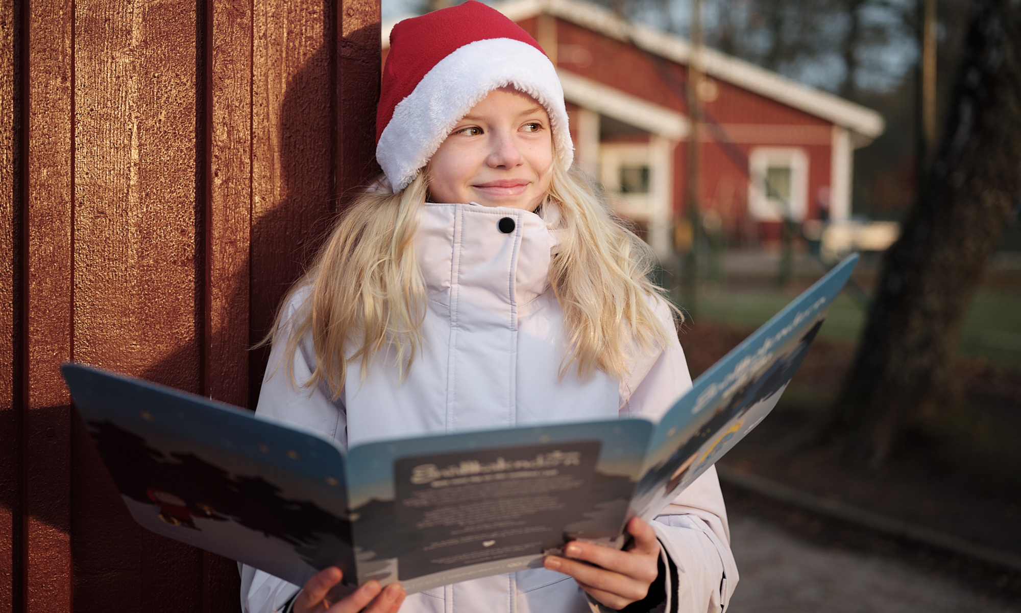 Children från Hols School opens the Snallkalender and reflect on good deeds.