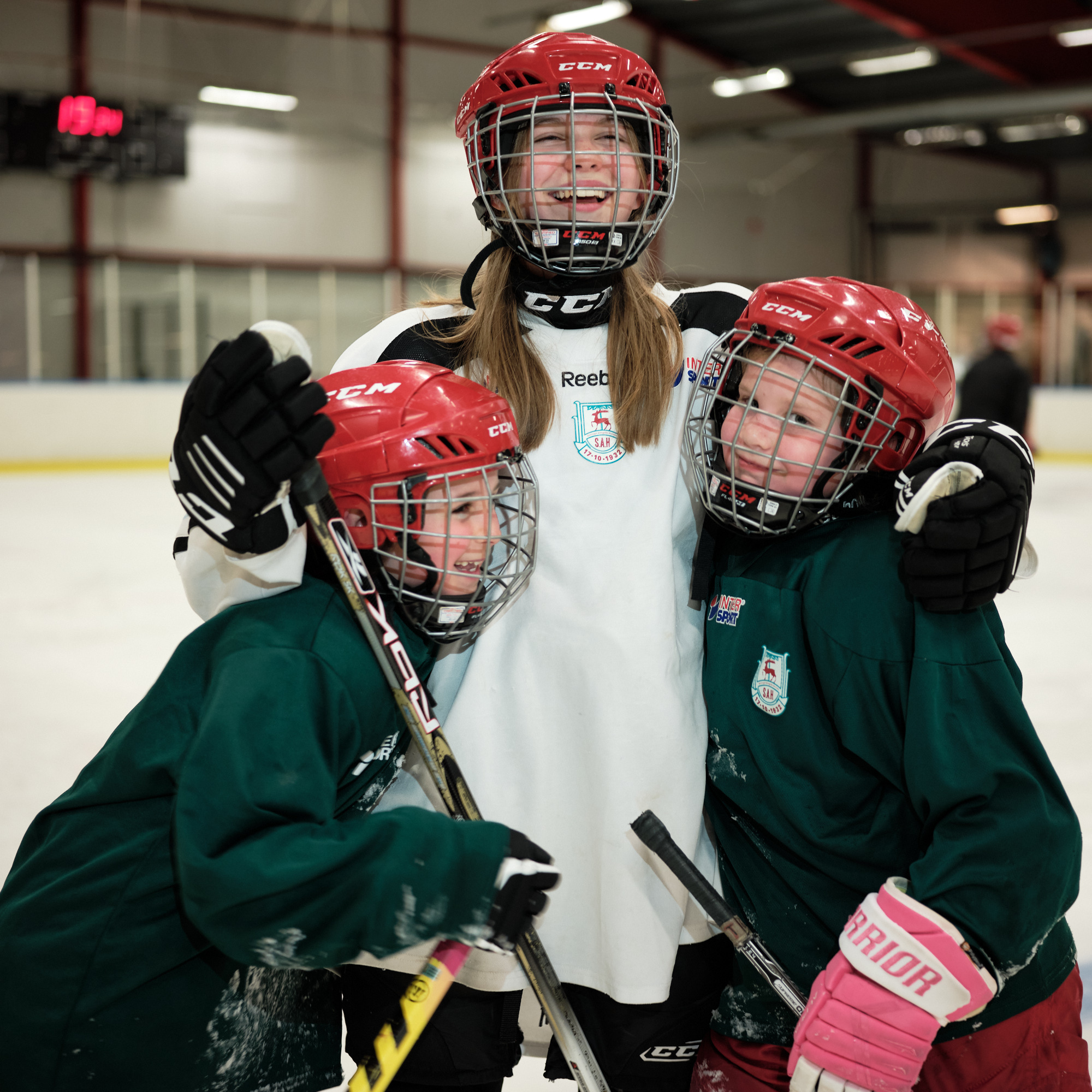 Tre unga hockeyspelare